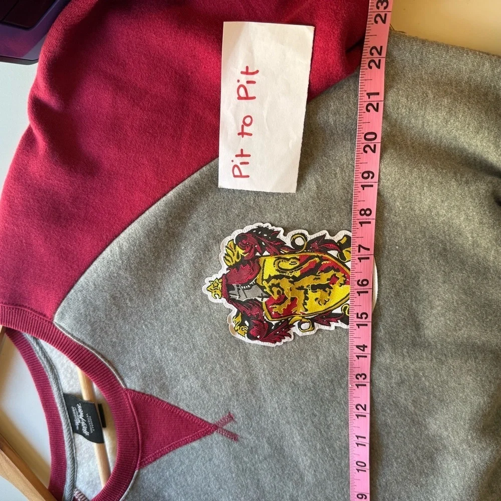 Universal Studios Wizarding World Harry Potter Gryffindor Sweatshirt Adult Large
